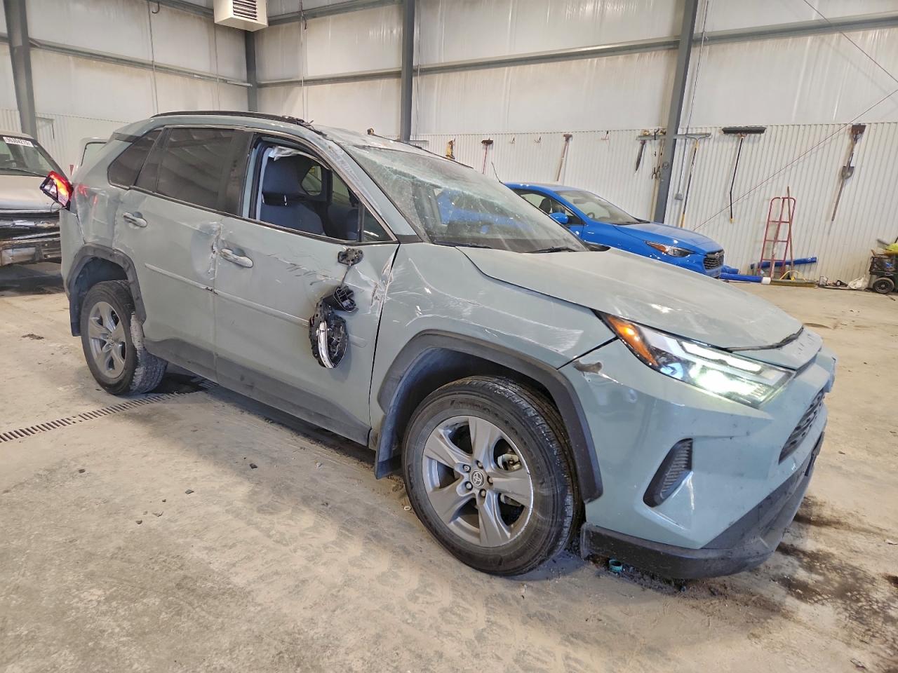 2022 TOYOTA RAV4 XLE photo 4