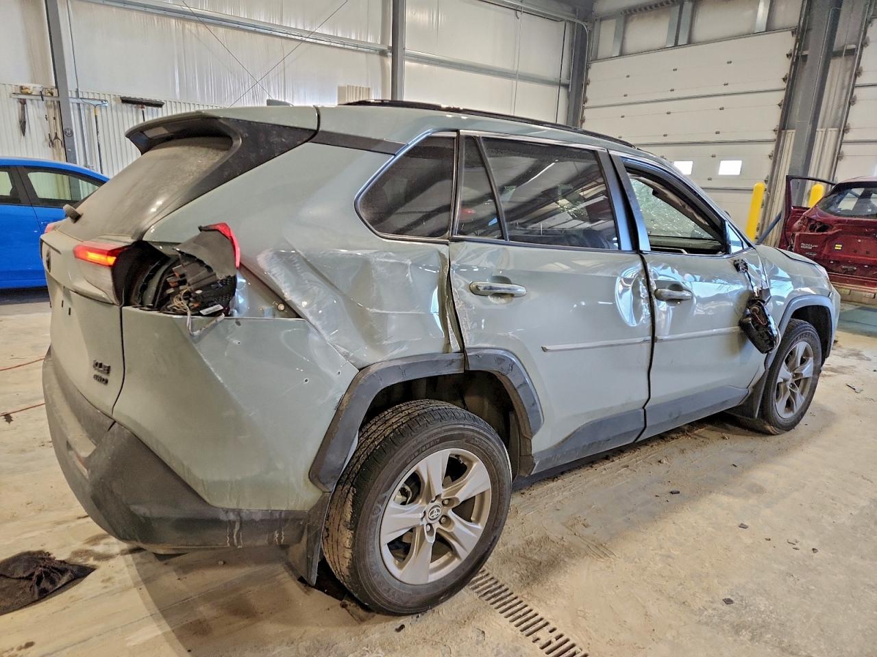 2022 TOYOTA RAV4 XLE photo 3