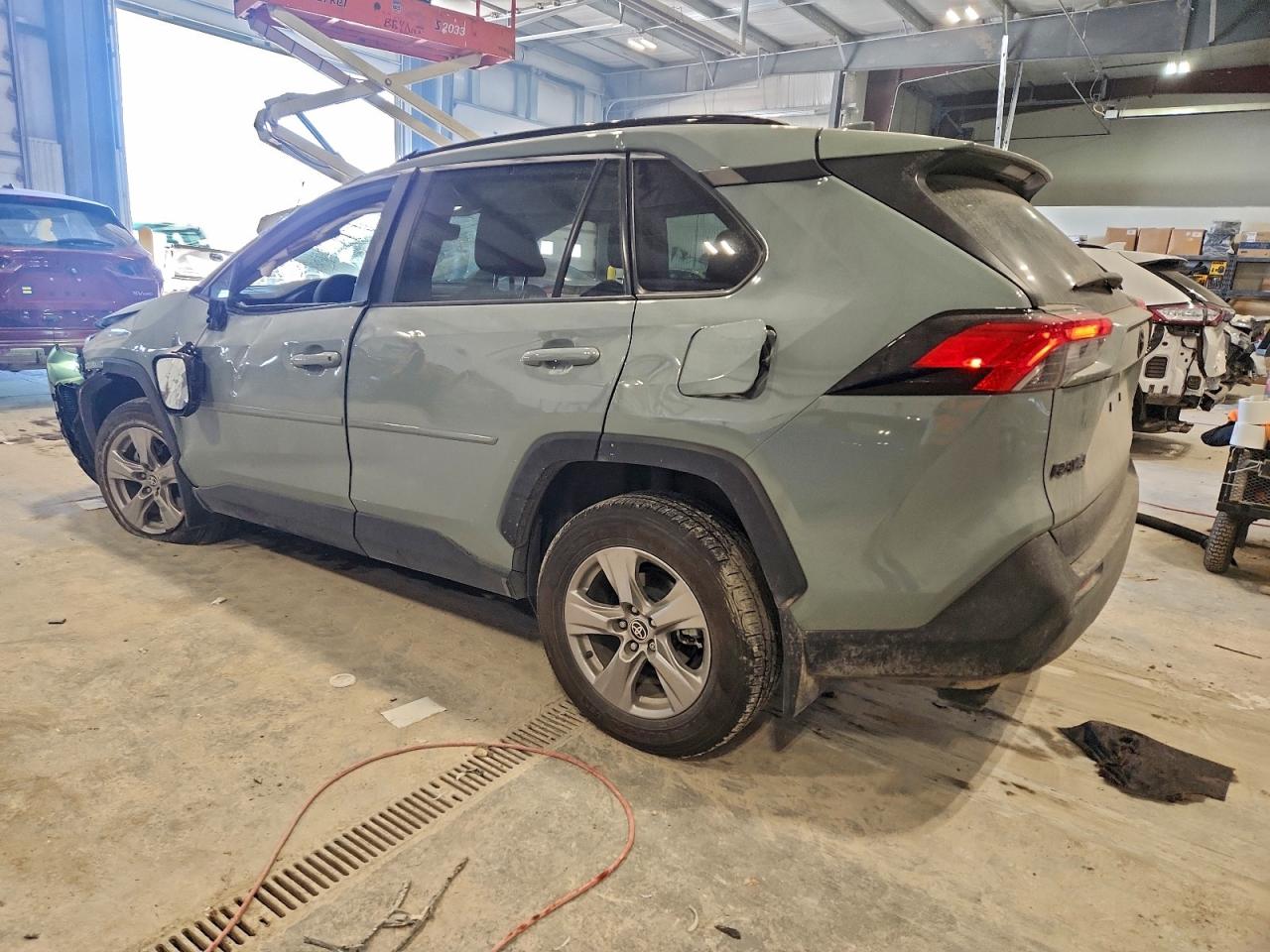 2022 TOYOTA RAV4 XLE photo 2
