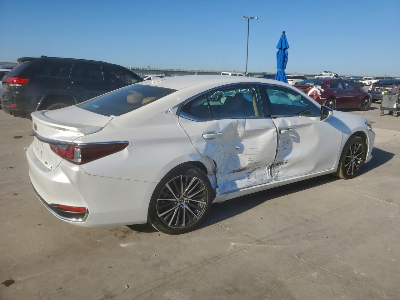 2023 LEXUS ES 300H BASE photo 3
