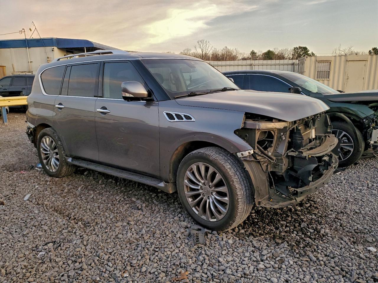 2017 INFINITI QX80 BASE photo 4