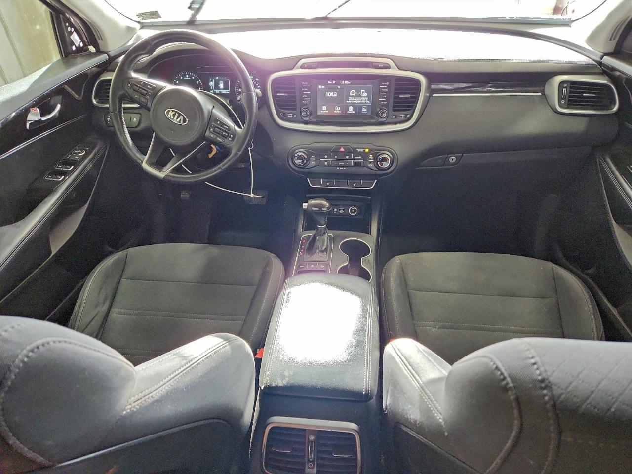2017 KIA SORENTO LX photo 8