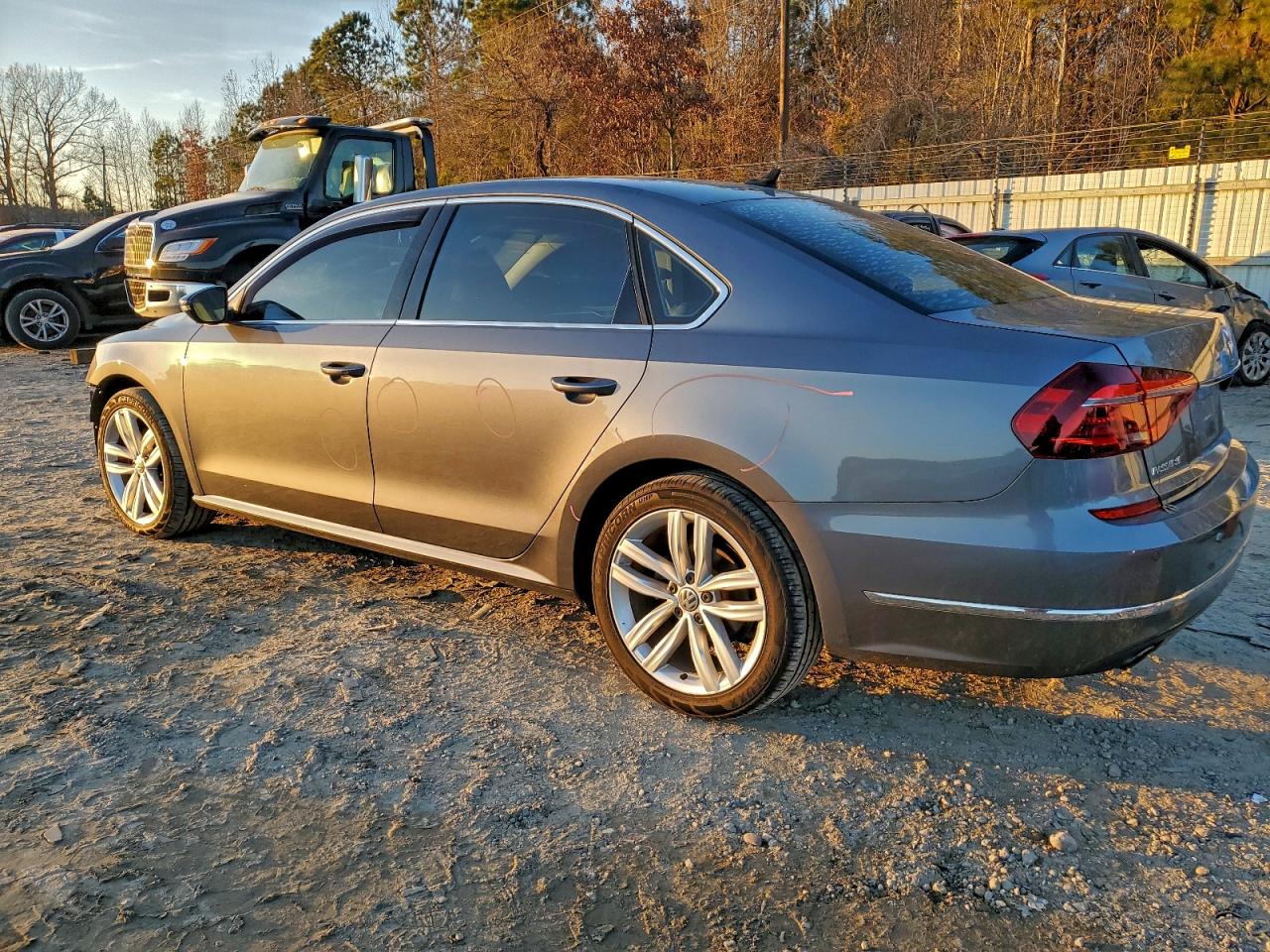 2018 VOLKSWAGEN PASSAT SE photo 2