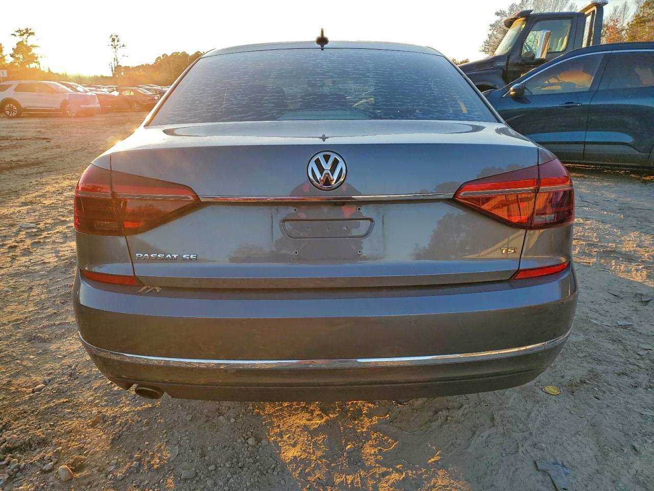 2018 VOLKSWAGEN PASSAT SE photo 6