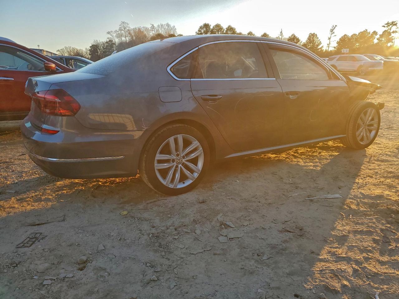 2018 VOLKSWAGEN PASSAT SE photo 3