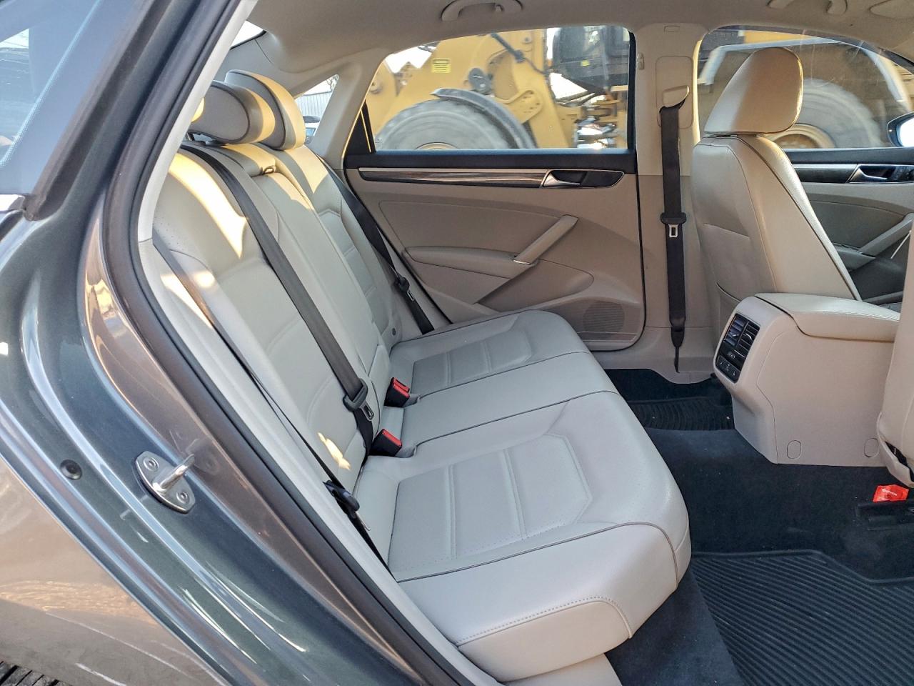 2018 VOLKSWAGEN PASSAT SE photo 10