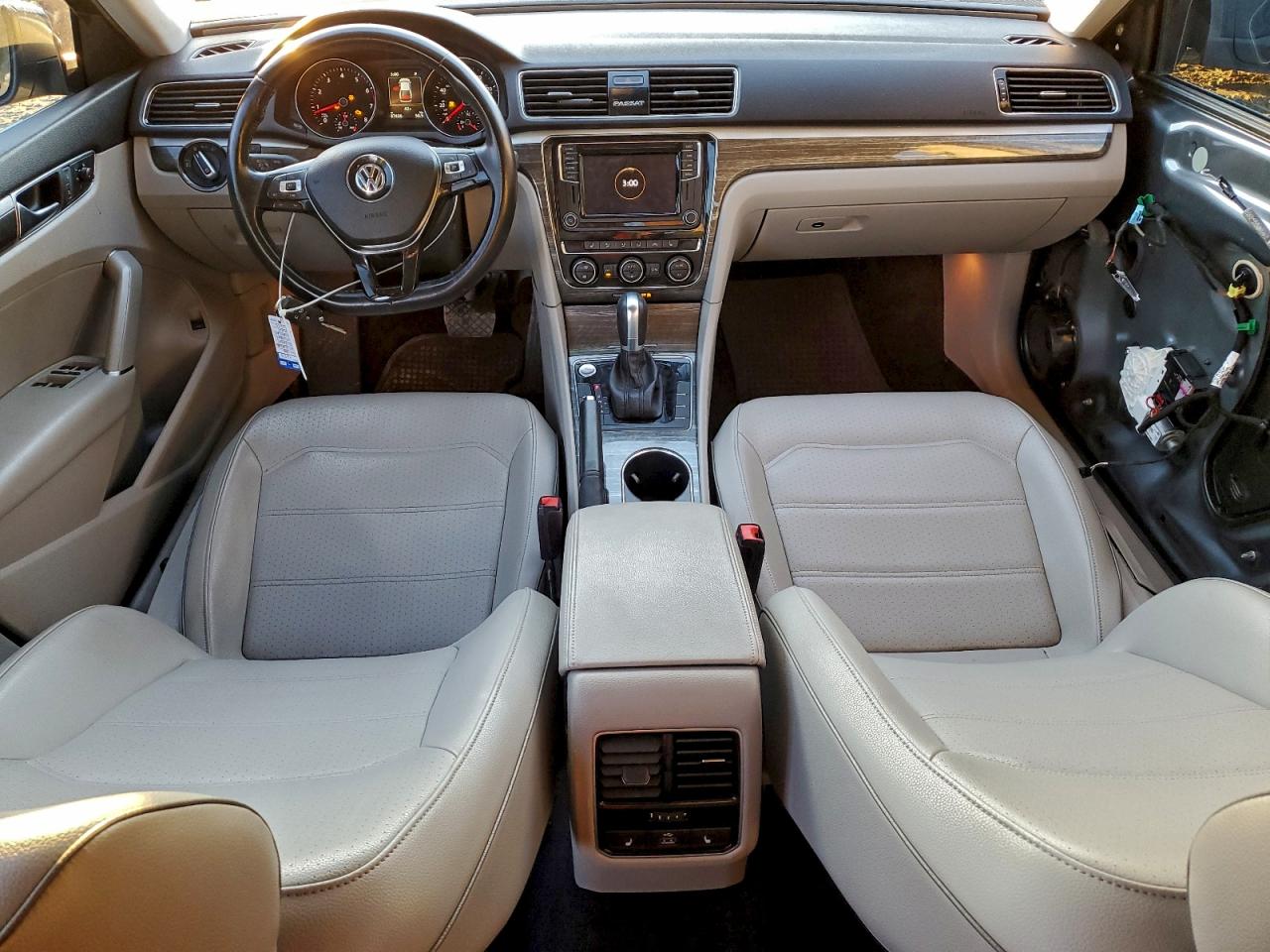 2018 VOLKSWAGEN PASSAT SE photo 8
