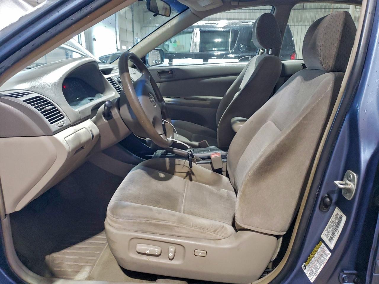 2004 TOYOTA CAMRY LE photo 7