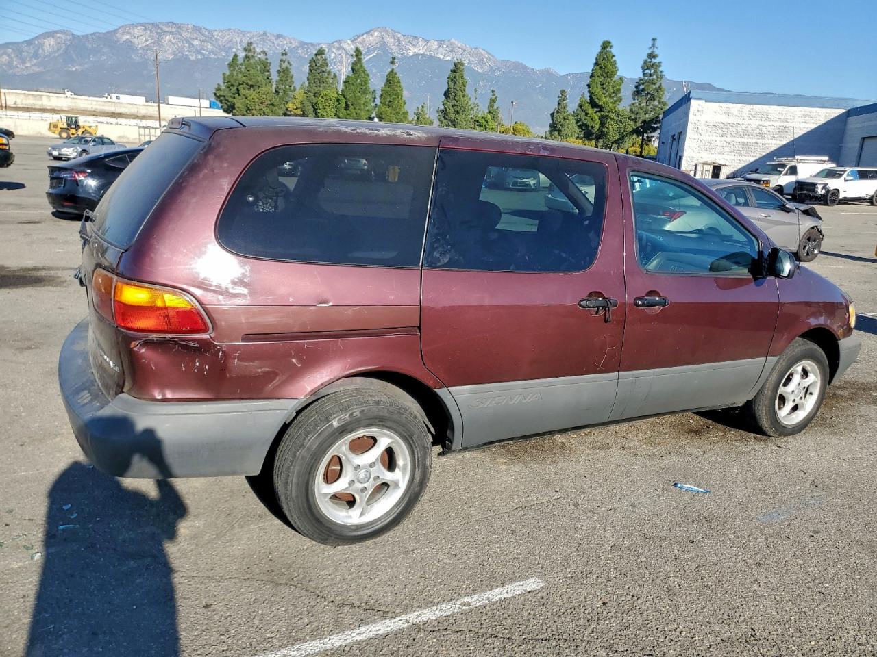 1998 TOYOTA SIENNA LE photo 3