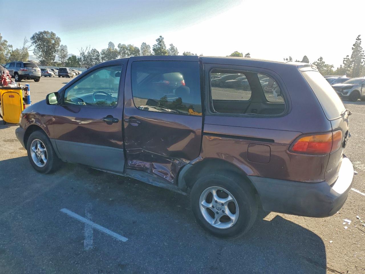 1998 TOYOTA SIENNA LE photo 2