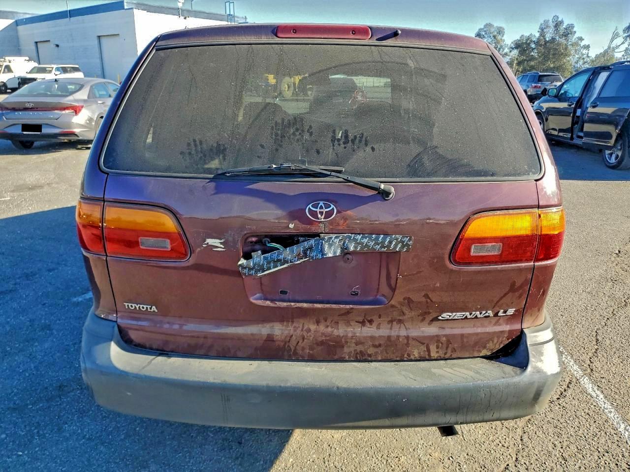 1998 TOYOTA SIENNA LE photo 6