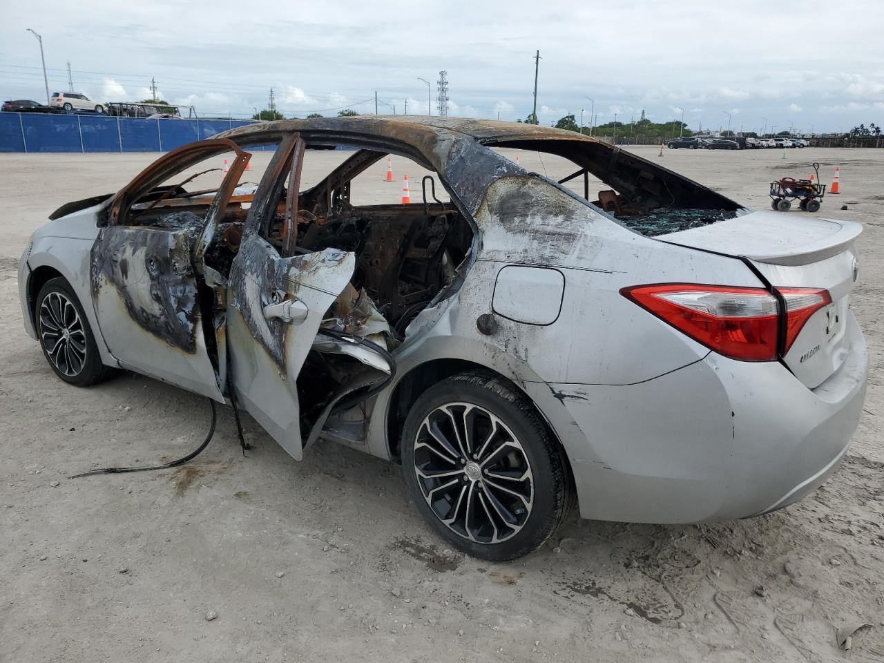 2016 TOYOTA COROLLA L photo 2