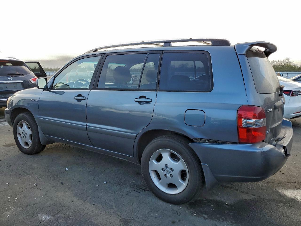 2004 TOYOTA HIGHLANDER photo 2