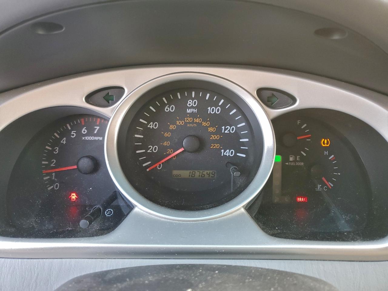 2004 TOYOTA HIGHLANDER photo 9