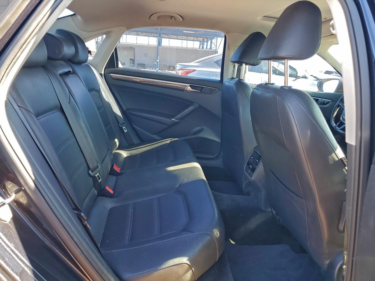 2018 VOLKSWAGEN PASSAT SE photo 19