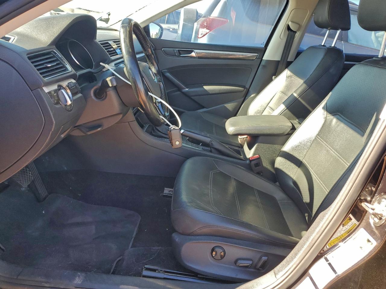 2018 VOLKSWAGEN PASSAT SE photo 13
