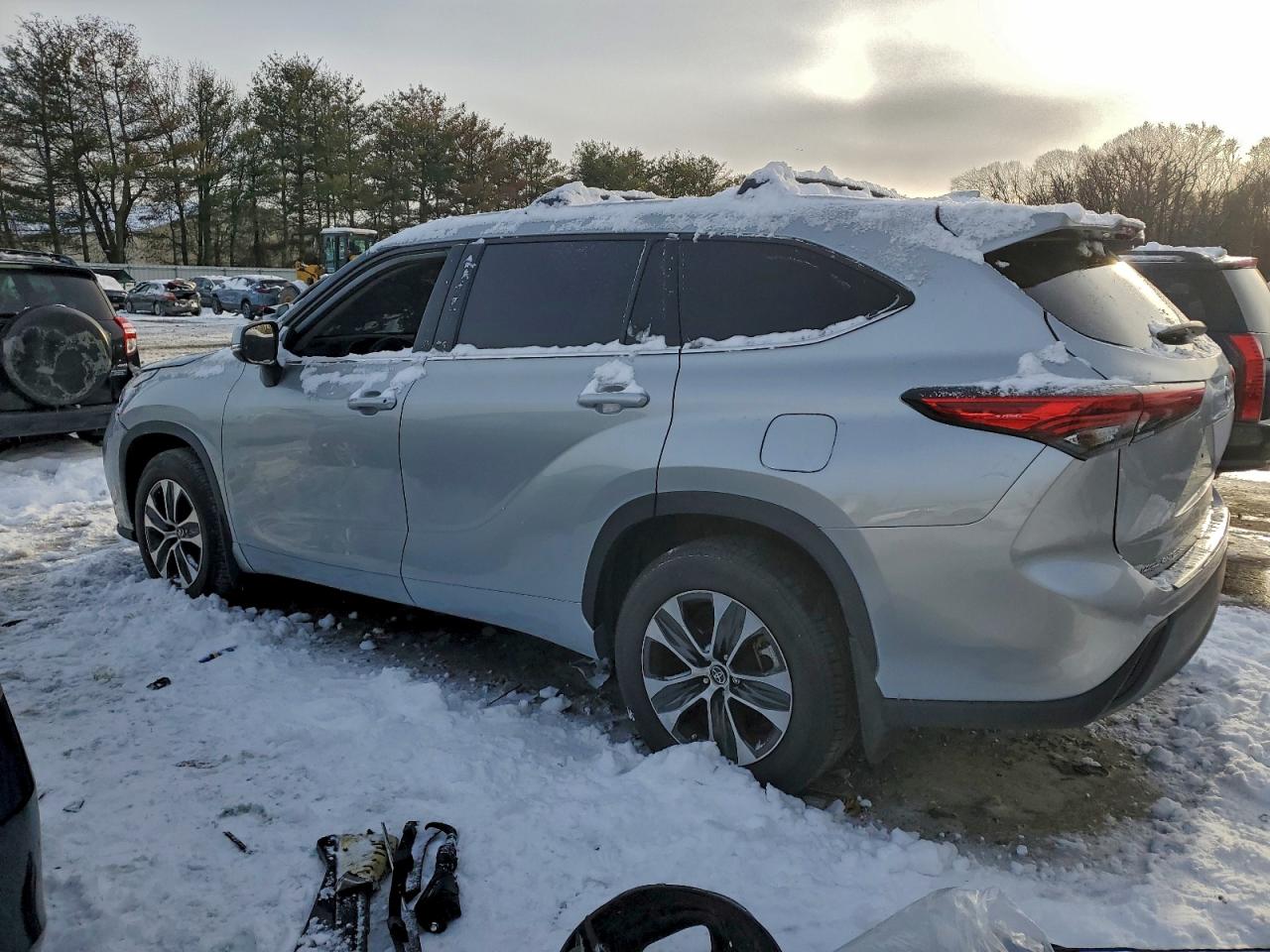2022 TOYOTA HIGHLANDER XLE photo 2