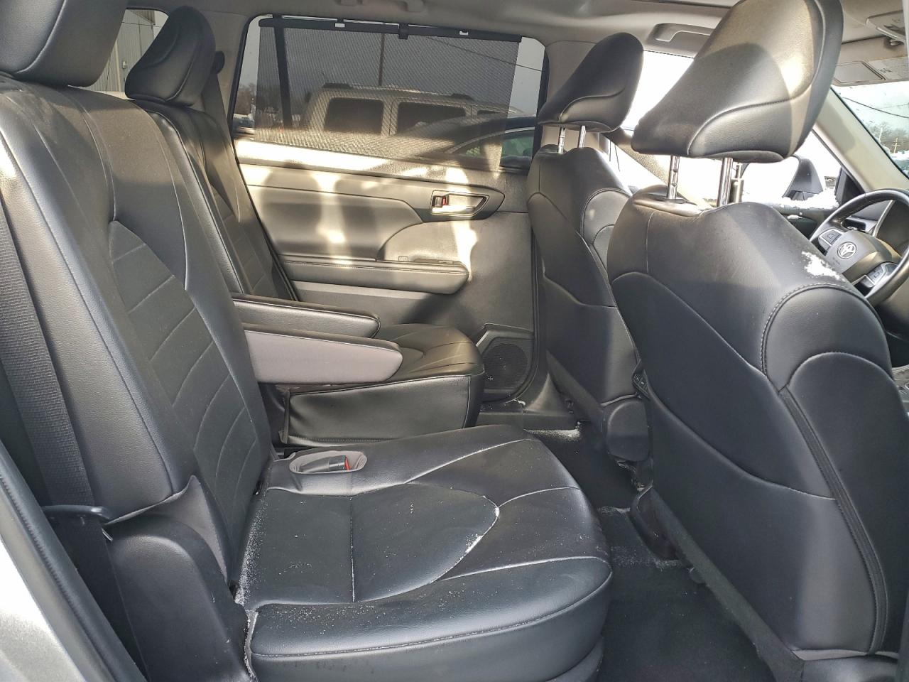 2022 TOYOTA HIGHLANDER XLE photo 11