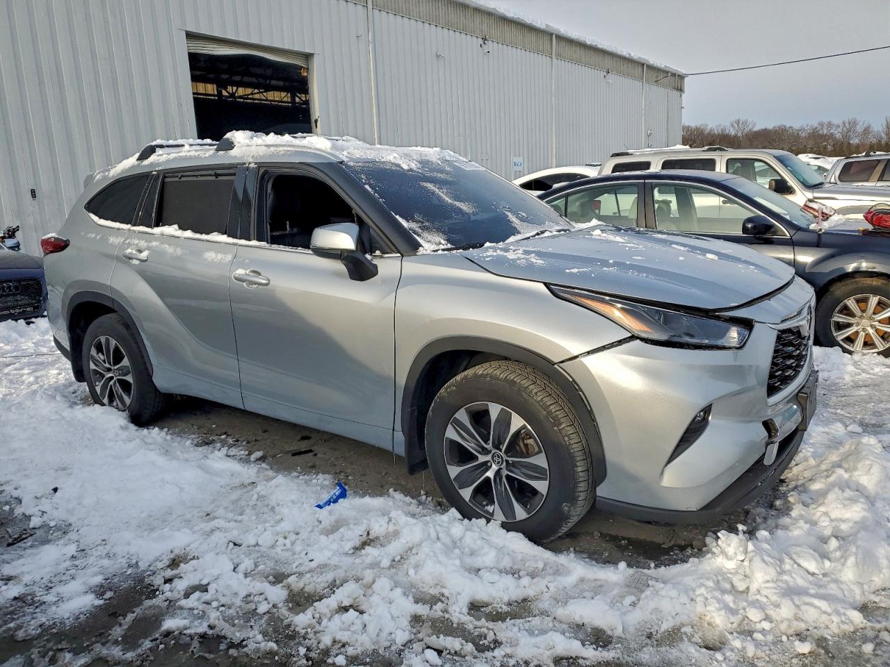 2022 TOYOTA HIGHLANDER XLE photo 4