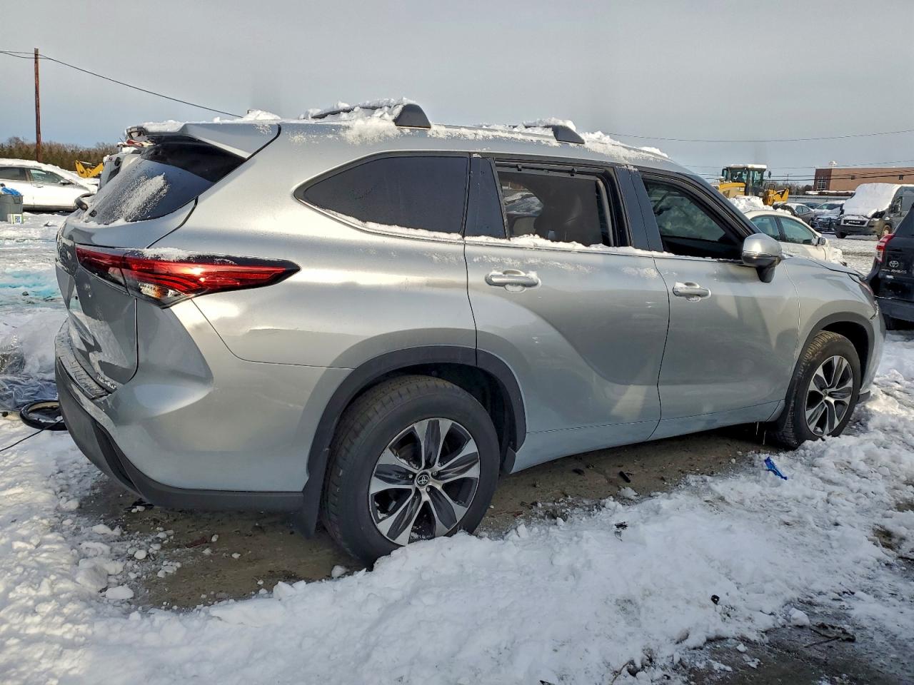 2022 TOYOTA HIGHLANDER XLE photo 3