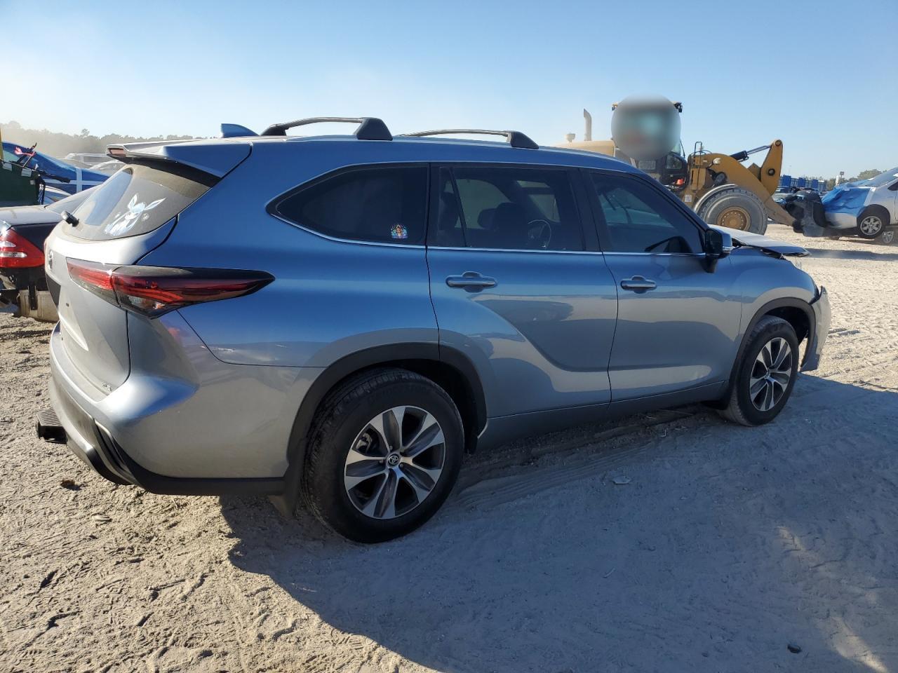 2024 TOYOTA HIGHLANDER LE photo 3