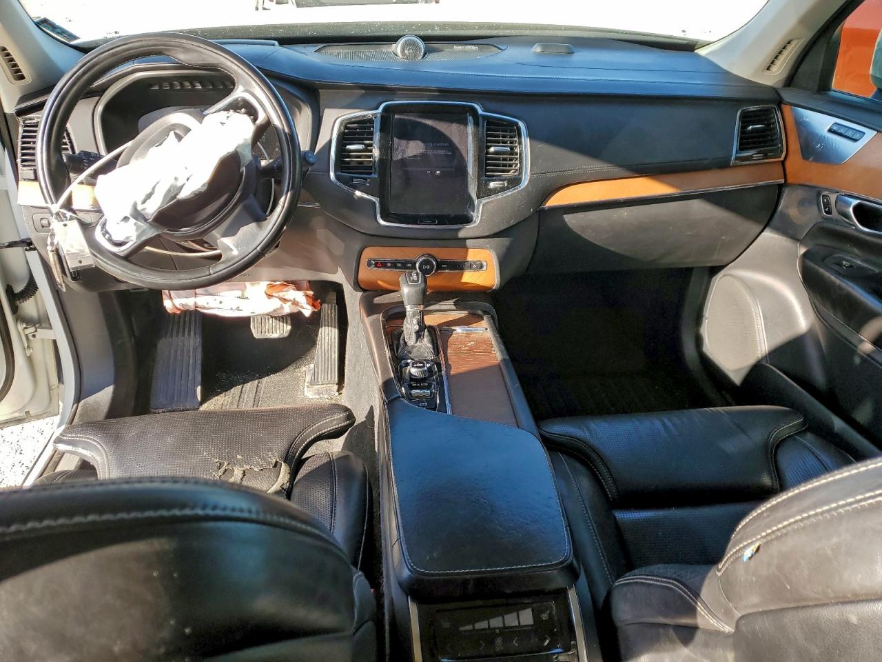 2016 VOLVO XC90 T6 photo 8