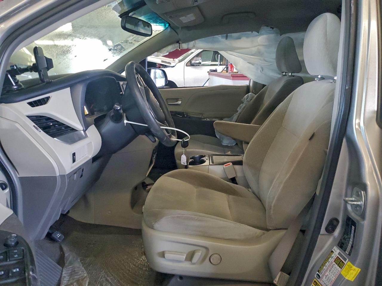 2017 TOYOTA SIENNA LE photo 7