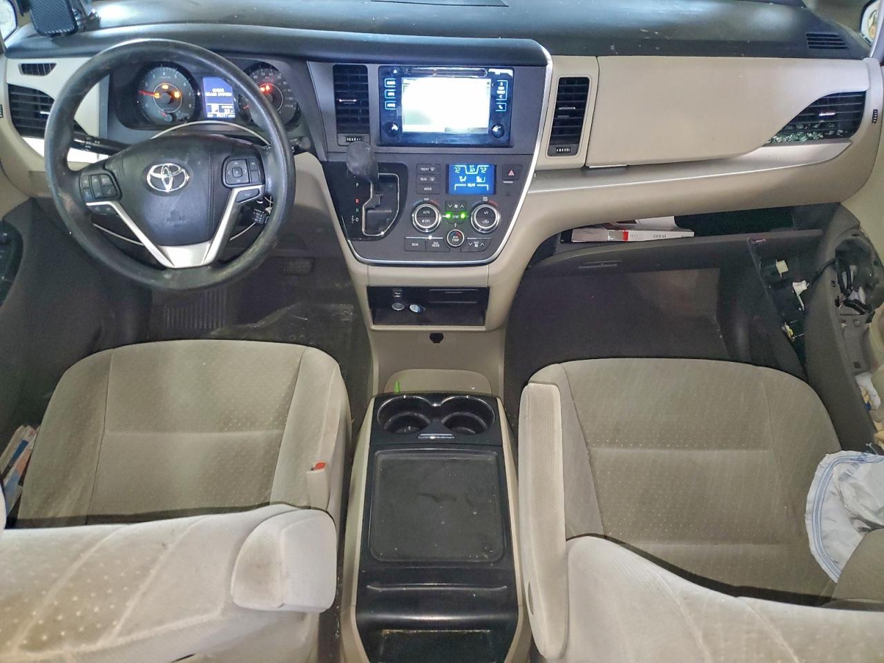 2017 TOYOTA SIENNA LE photo 8