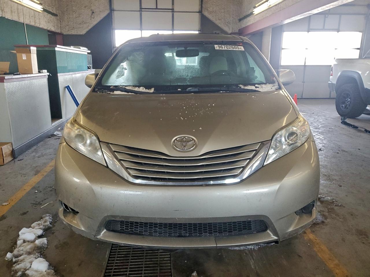 2017 TOYOTA SIENNA LE photo 5