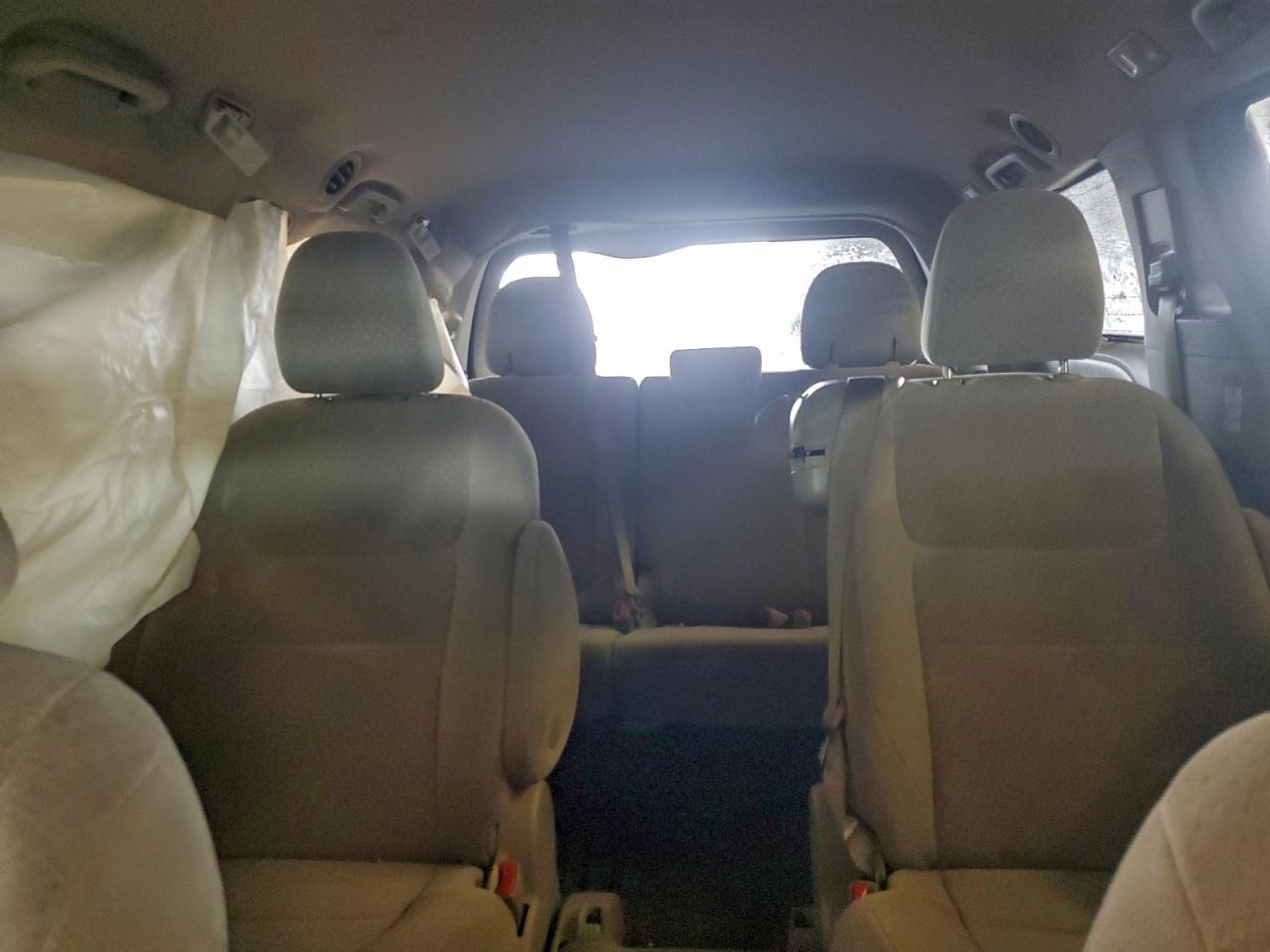 2017 TOYOTA SIENNA LE photo 10