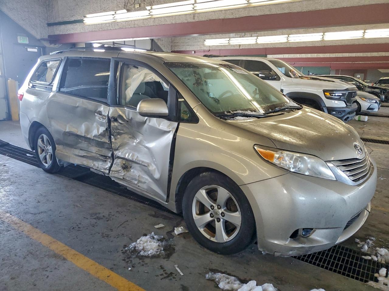 2017 TOYOTA SIENNA LE photo 4