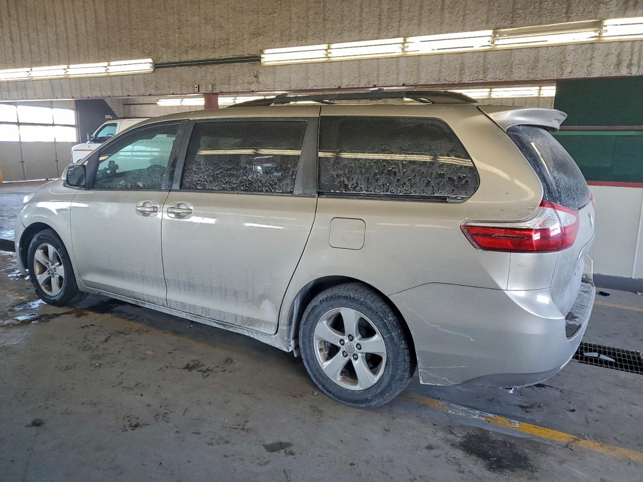 2017 TOYOTA SIENNA LE photo 2