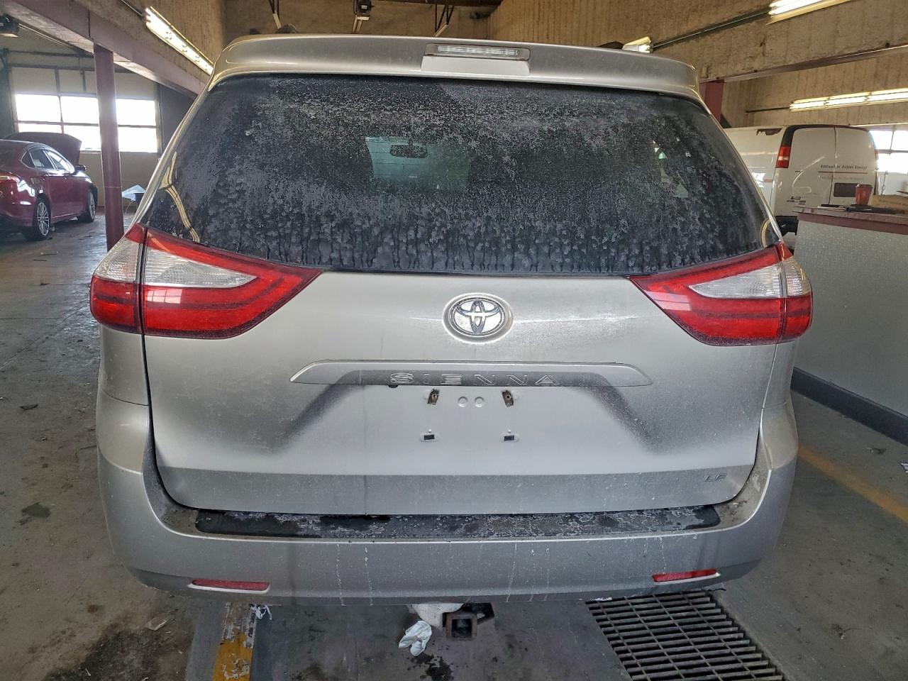2017 TOYOTA SIENNA LE photo 6