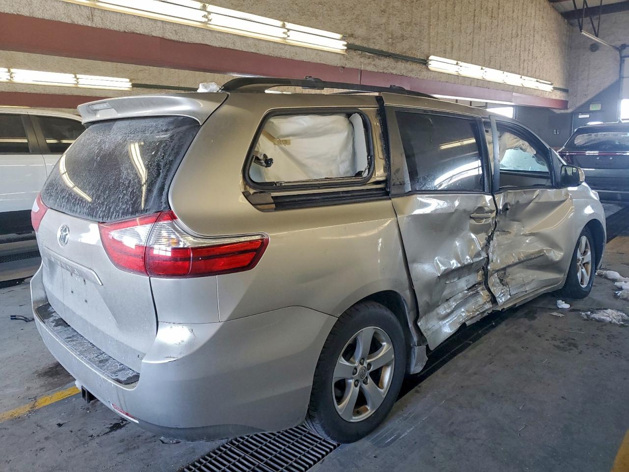 2017 TOYOTA SIENNA LE photo 3