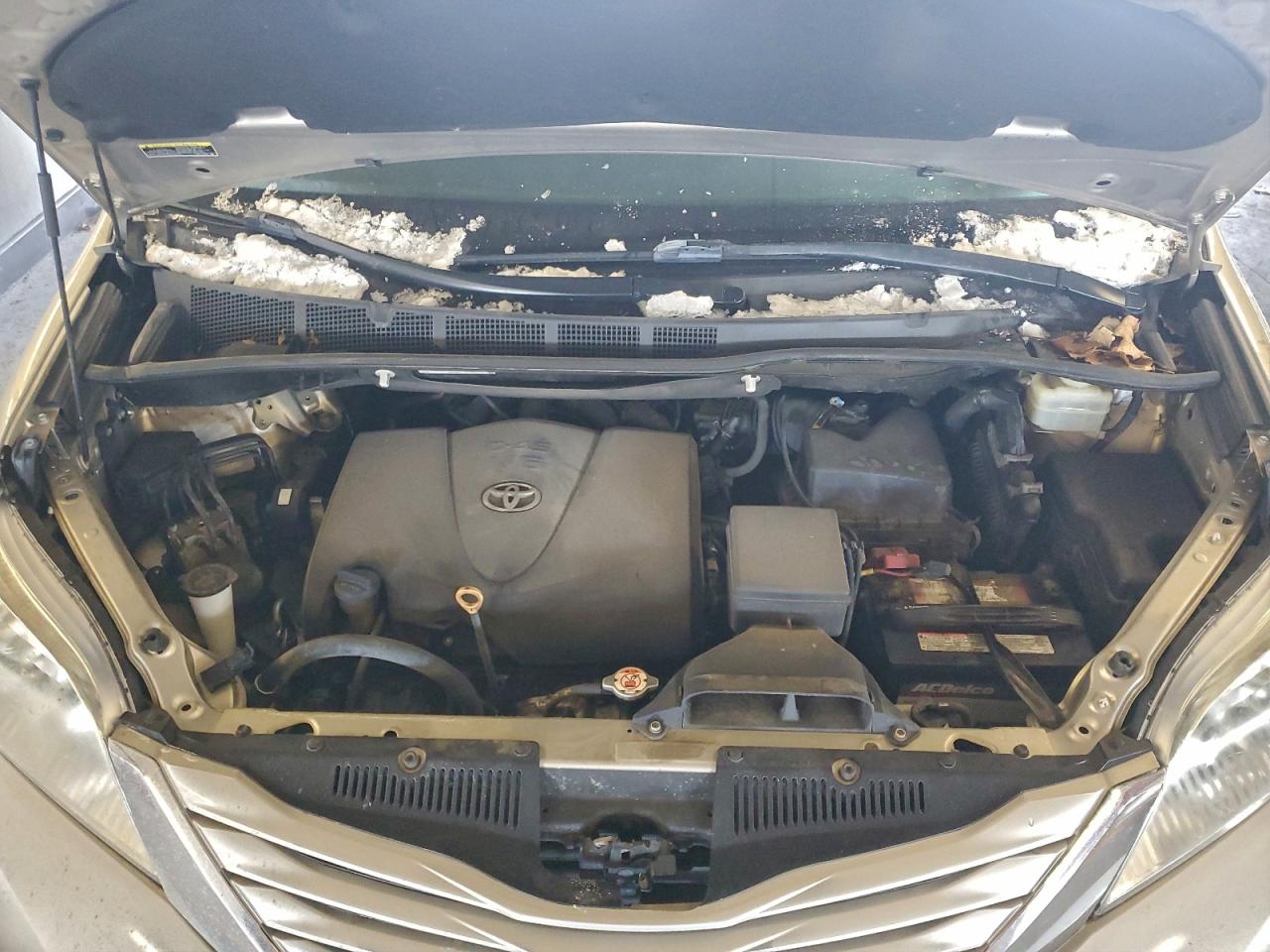 2017 TOYOTA SIENNA LE photo 12