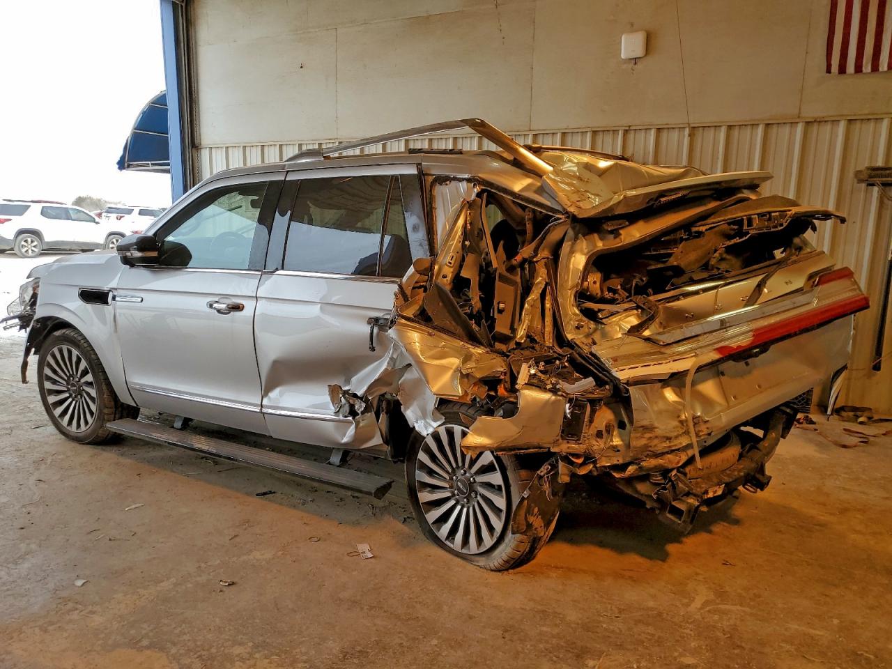 2019 LINCOLN NAVIGATOR RESERVE photo 3