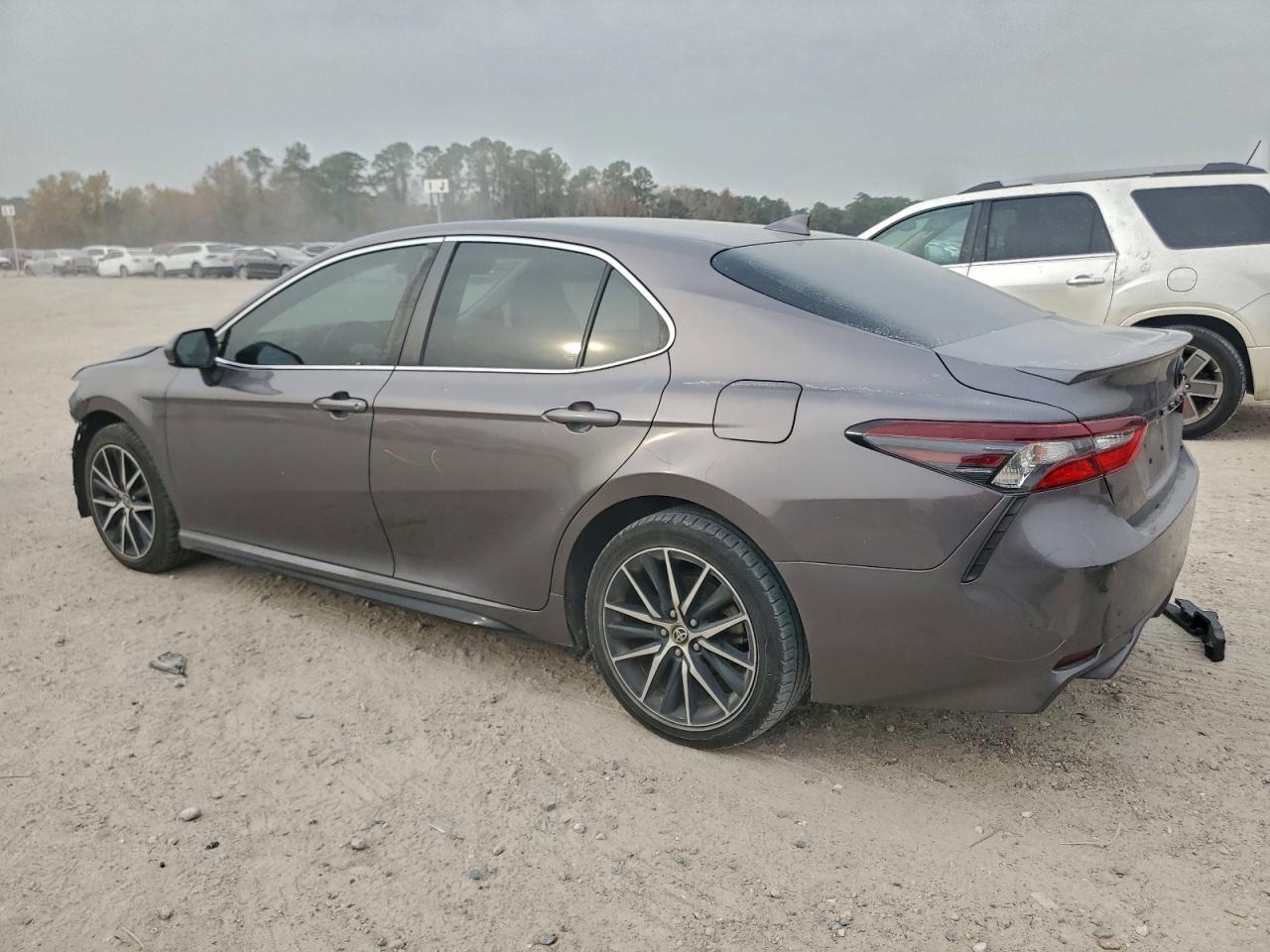 2021 TOYOTA CAMRY SE photo 2