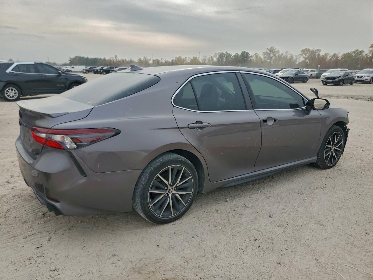 2021 TOYOTA CAMRY SE photo 3