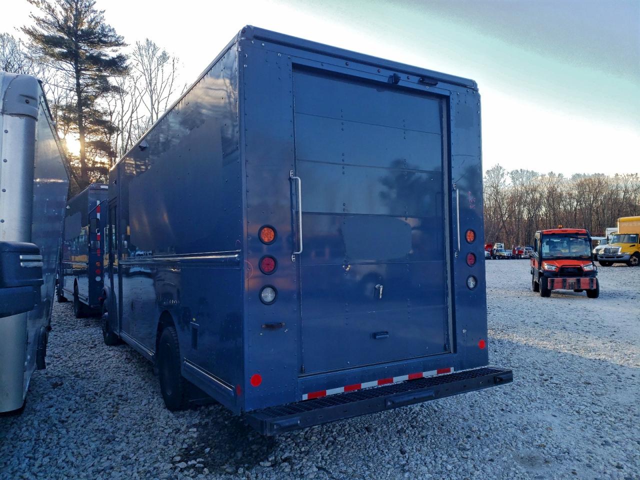 2020 FORD F59 DELIVERY TRUCK photo 2