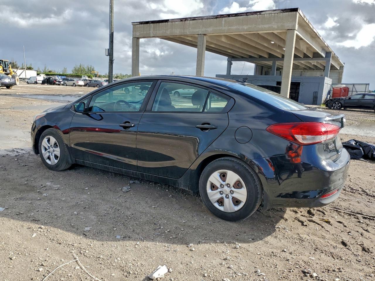 2017 KIA FORTE LX photo 3