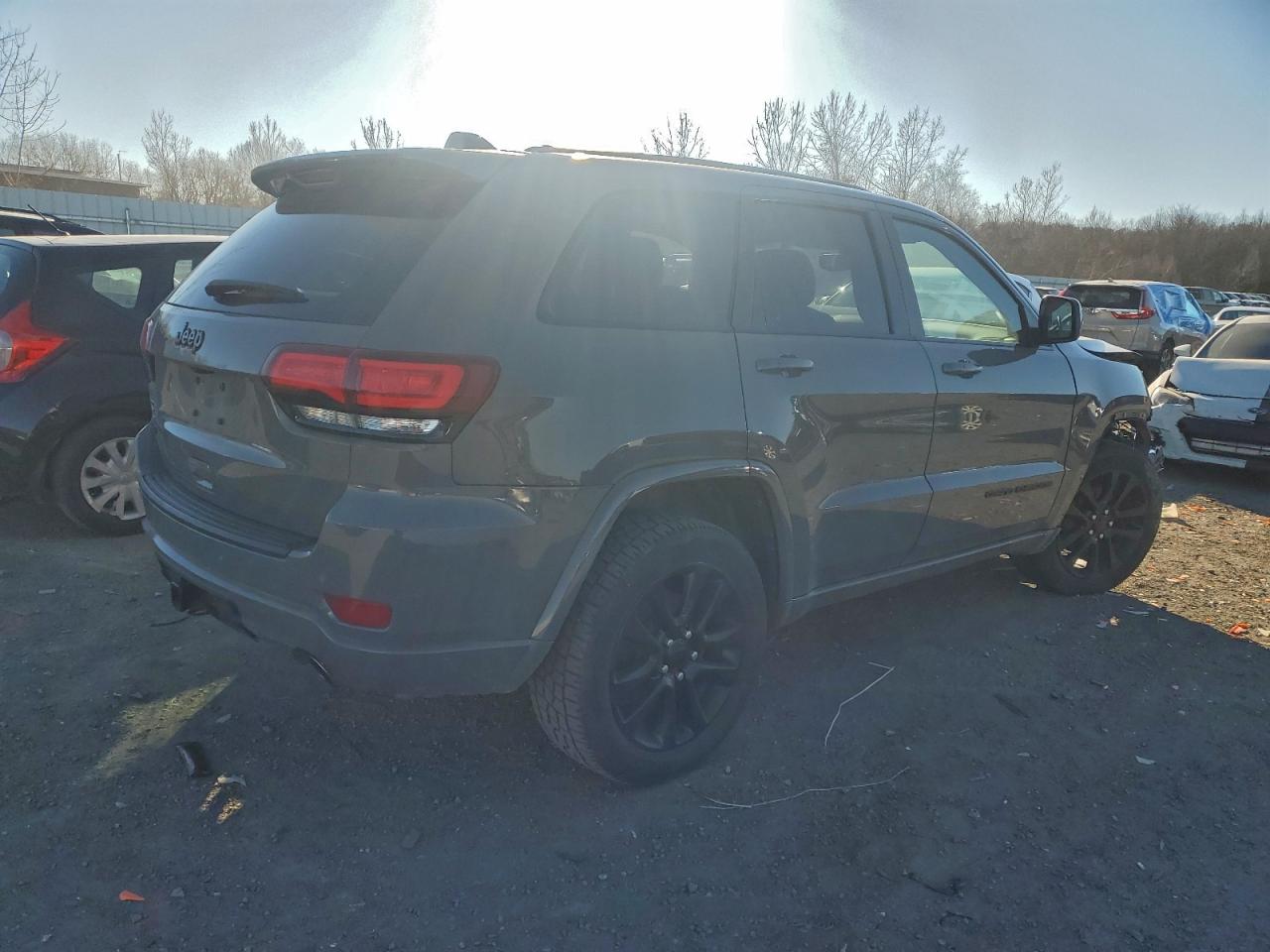 2019 JEEP GRAND CHEROKEE LAREDO photo 3