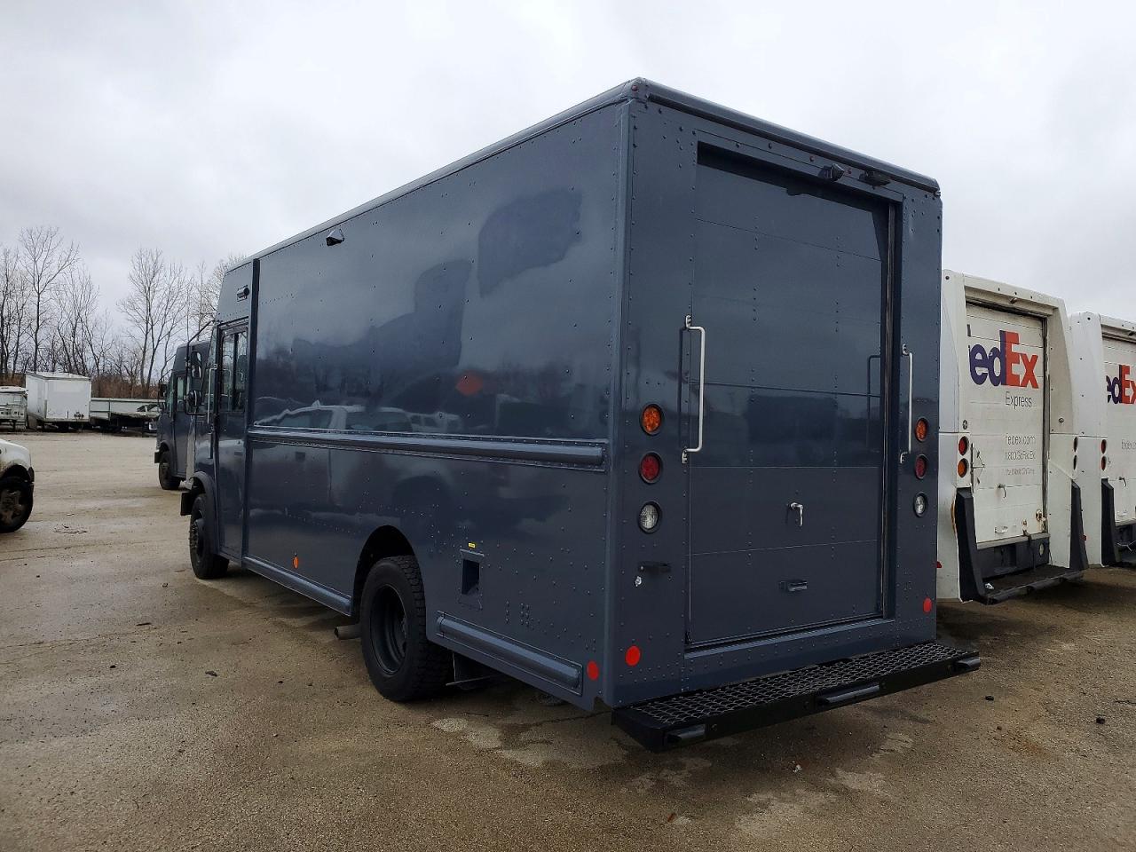2020 FORD F59 photo 2