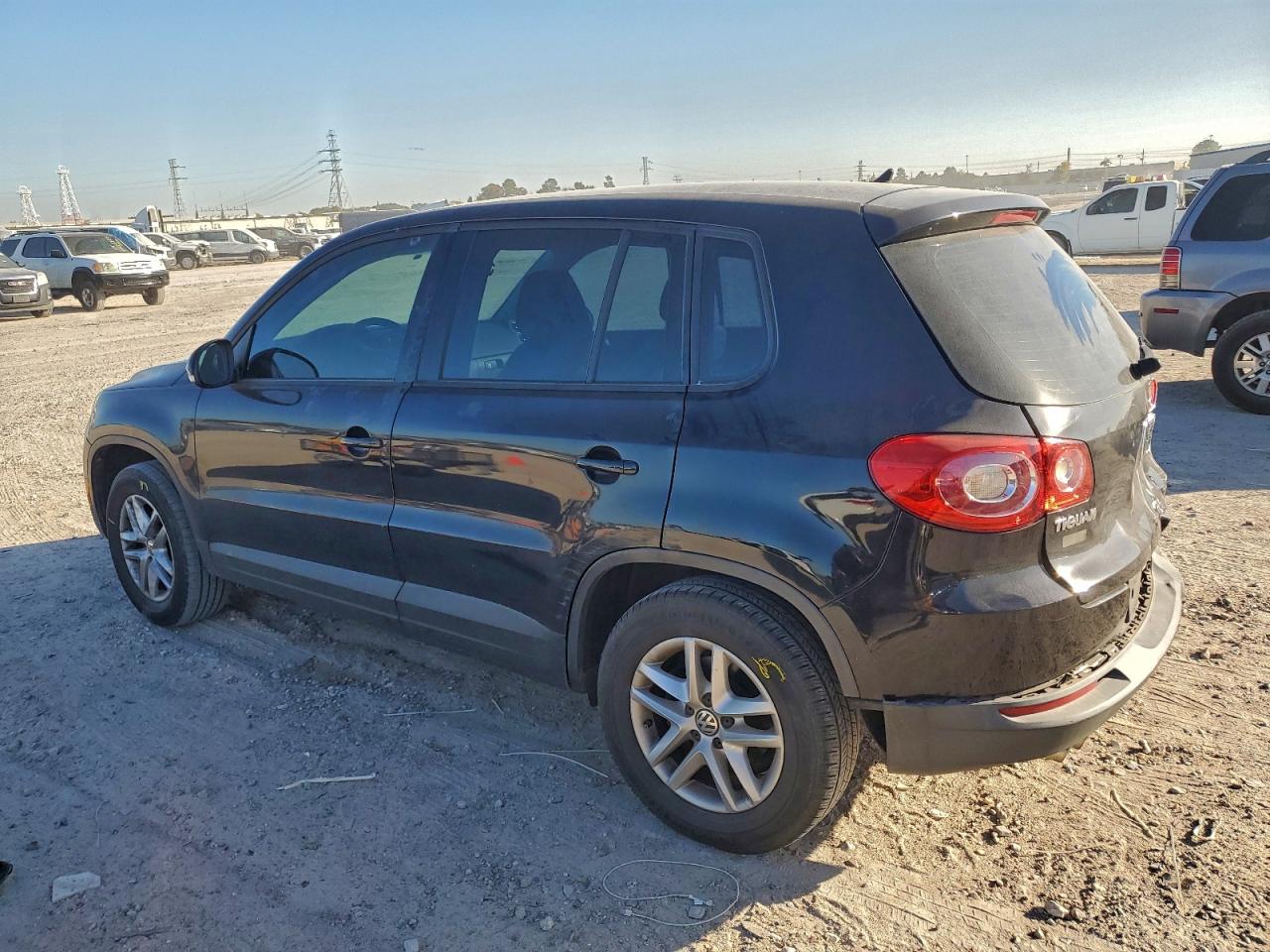 2011 VOLKSWAGEN TIGUAN S photo 2