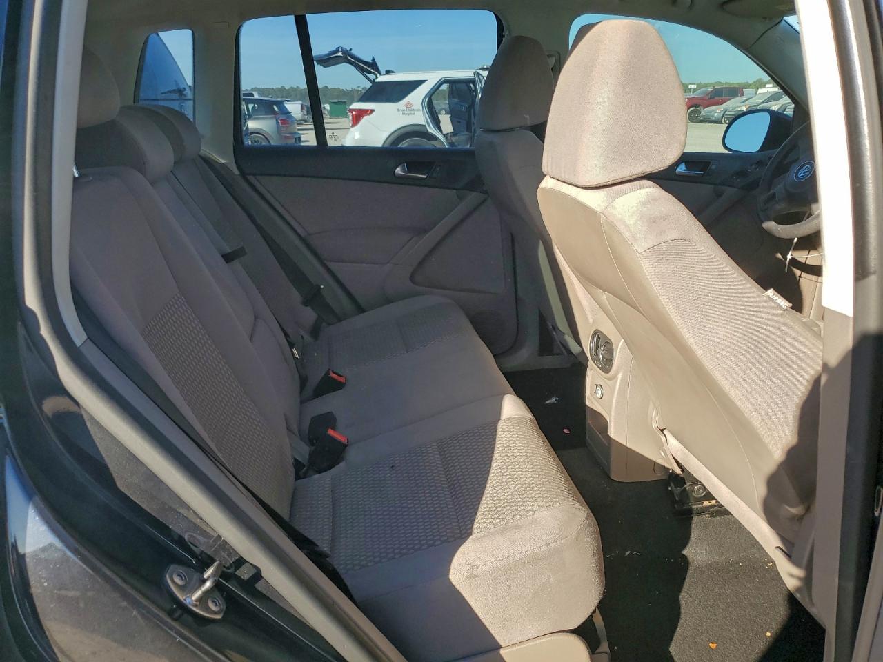 2011 VOLKSWAGEN TIGUAN S photo 11