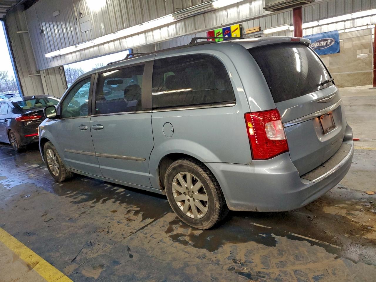 2012 CHRYSLER TOWN & COUNTRY TOURING photo 2