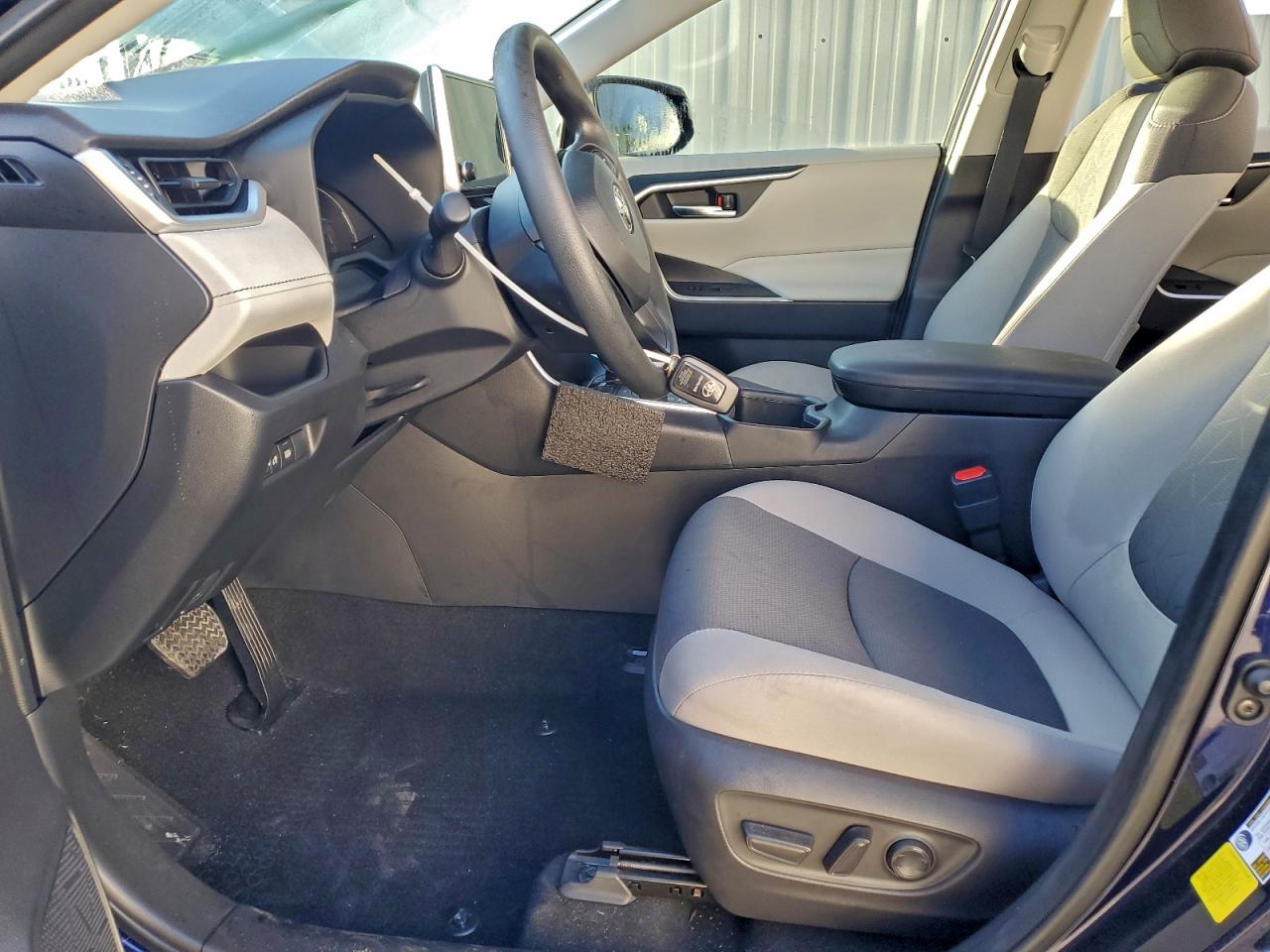 2025 TOYOTA RAV4 XLE photo 7