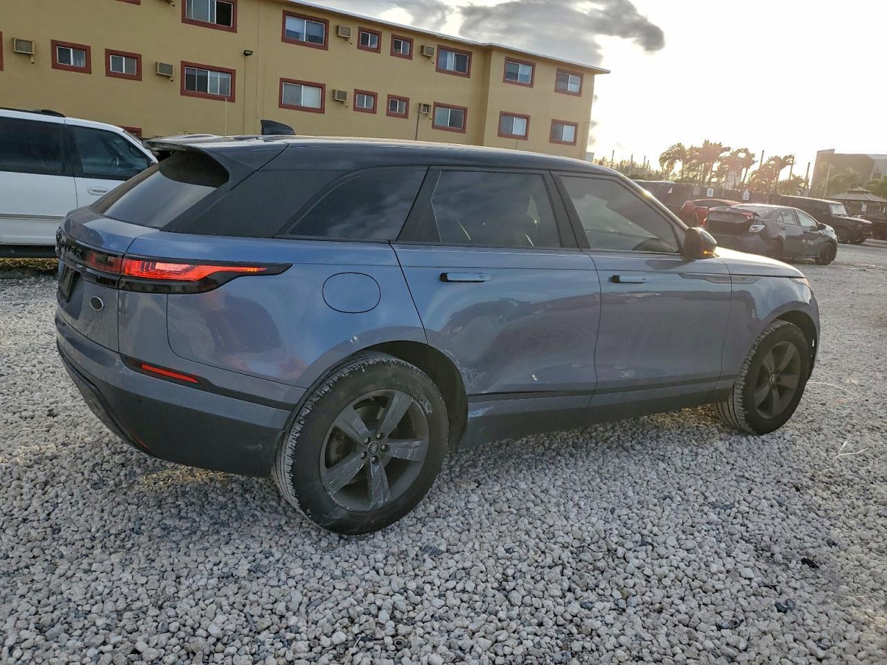 2018 LAND ROVER RANGE ROVER VELAR S photo 3