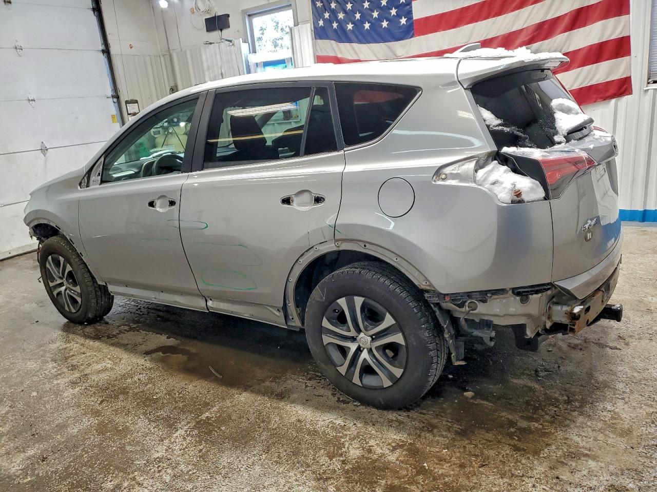 2018 TOYOTA RAV4 LE photo 2