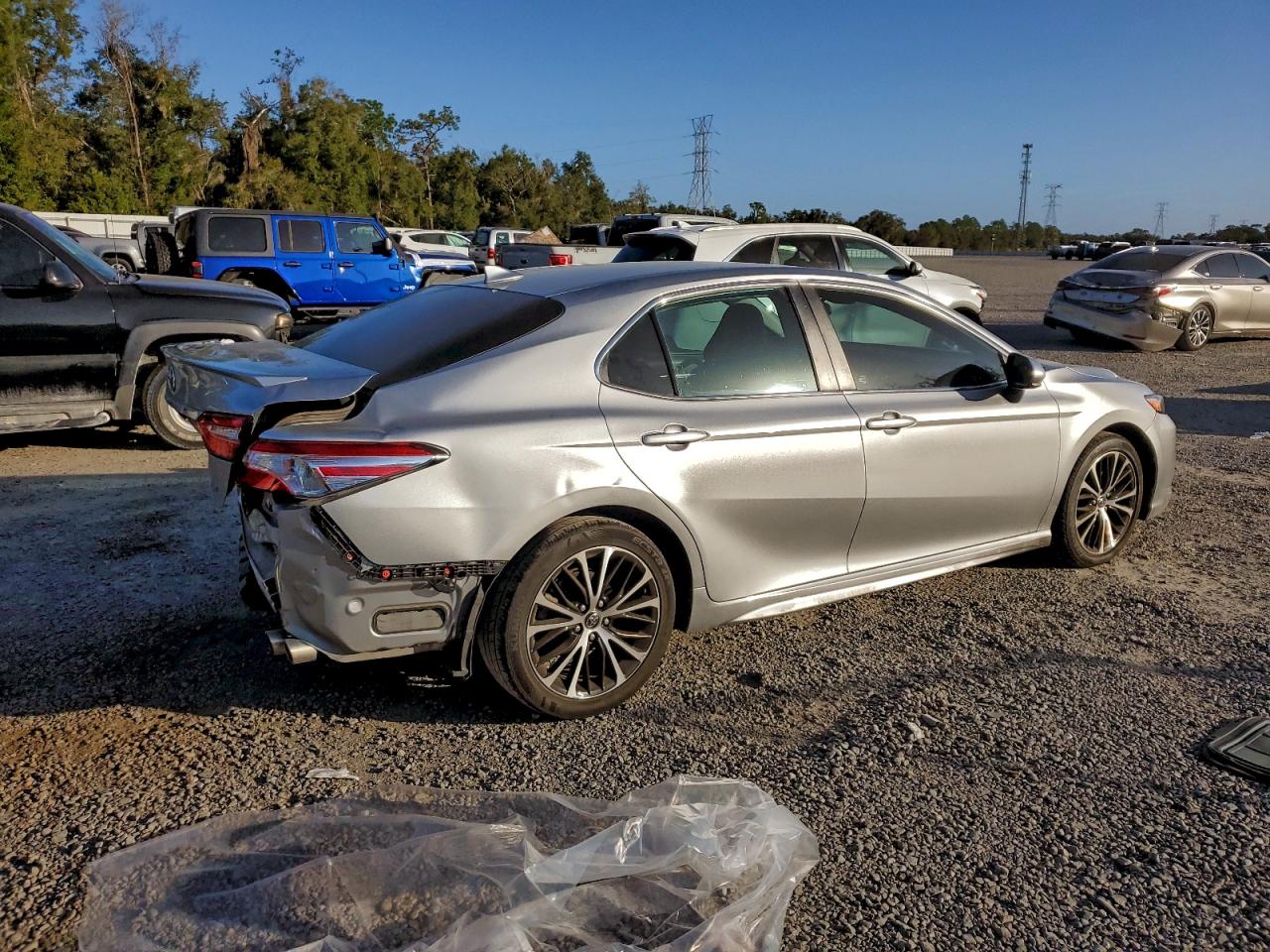 2020 TOYOTA CAMRY SE photo 3