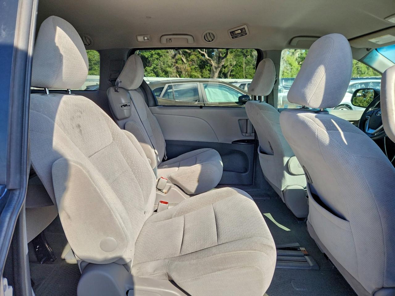2015 TOYOTA SIENNA LE photo 11